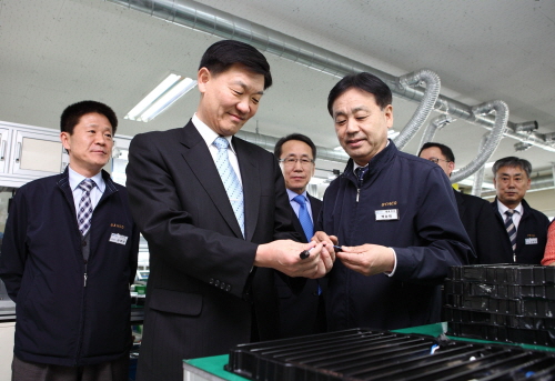  지난 8일 정명철 현대모비스 사장(왼쪽)이 경기도 안산에 위치한 2차 협력사인 셈코를 찾아 백승태(오른쪽) 셈코 대표로부터 의견을 듣고 있다. ⓒ 현대모비스