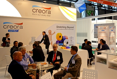  스위스 제네바에서 열리는 세계 최대 부직포 전시회인 'INDEX 2014'에서 효성의 기저기용 스판덱스 크레오라  컴포트 전시 부스를 방문한 바이어들이 활발한 상담을 하고 있다. ⓒ 효성