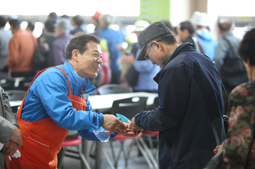  윤장현 전 새정치연합 공동위원장은 이날 점심식사를 앞둔 노인 2000여 명에게 직접 손 소독제 뿌리며 교감하는 시간을 가졌다. ⓒ윤장현 선거사무소