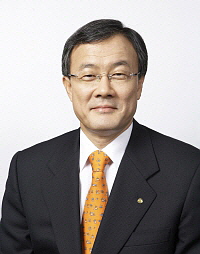  올해 매각절차를 밟게 될 우리은행의 차기행장을 두고 하마평이 무성하다. 우리은행에 불어올 바람을 가늠하기란 여전히 어려운 형국이다. 사진은 이순우 은행장. ⓒ 우리은행