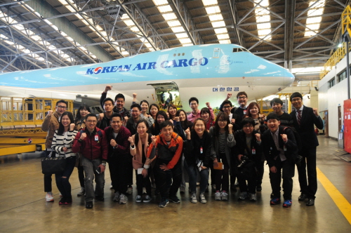  대한항공은 지난 10일 자사 SNS 회원들을 초청해 테크센터의 항공기 정비 및 제작 시설을 견학하는 '대한항공 어디까지 가봤니?' 행사를 실시했다. ⓒ 대한항공