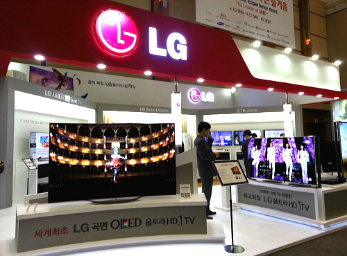  LG전자는 '2014 디지털케이블TV쇼' 전시에서 3D 안경을 통해 체험할 수 있는 다양한 UHD TV 라인업을 소개했다. ⓒ 프라임경제