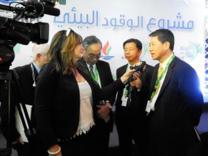  지난 13일 쿠웨이트 KNPC 본사에서 열린 CFP 계약식 이후 최광철 SK건설 사장이 현지 방송 관계자와 인터뷰를 하고 있다. ⓒ SK건설