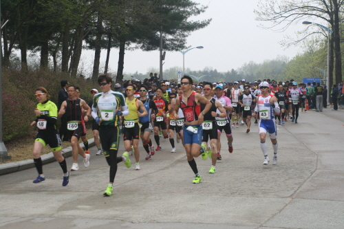  티브로드가 지난 12일과 13일 양일간에 걸쳐 천안독립기념관과 주변 도로에서 진행된 '제5회 국민생활체육회장배 전국 듀애슬론 대회'를 후원했다. 사진은 듀애슬론 대회시작 후, 경기에 참가한 선수들이 달리기를 진행하고 있는 모습. ⓒ 티브로드