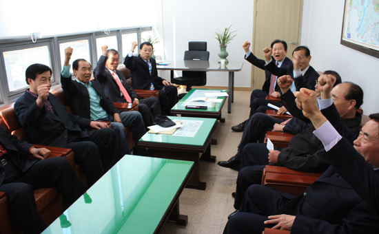  구 민주당 광주당원 모임은 13 &ldquo;광주지역 국회의원 5명이 특정후보를 집단으로 지지한 행위는 공정한 경선을 훼손하고 광주시민의 자율적 선택권을 저해하며 민의를 왜곡시키려는 정치적 테러이자 폭거로써 시민의 강력한 저항을 피할 수 없을 것이다&rdquo;고 주장했다.=김성태 기자