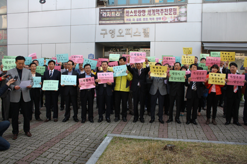  &lsquo;새정치연합을 사랑하는 당원 일동&rsquo;은 14일 오전 새정치연합 광주시당 앞에서 &lsquo;임내현 위원장은 특정후보 편들기로 그 자격을 상실했다&rsquo;며 임 위원장의 사퇴를 주장했다. =김성태 기자