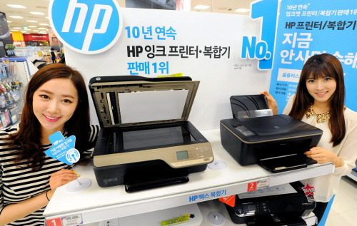  15일 홈플러스 영등포점에서 모델들이 다양한 HP 복합기 및 경품을 선보이고 있다. 홈플러스는 창립 15주년을 기념해 17일부터 5월18일까지 전국 139개 전 점포에서 HP 복합기를 구매하는 고객에게 추첨을 통해 HP ENVY14 Sleekbook 노트북, HP Slate 7 Extreme 태블릿 PC, 닥터 드레 Power Beats  이어폰 등을 증정한다. ⓒ 홈플러스