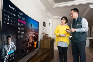  CJ헬로비전 설치 기사가 세계 첫 UHD 방송 가입 고객에게 UHD 방송 이용법을 설명하고 있다. ⓒ CJ헬로비전