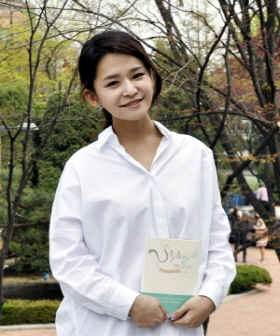  '스타일링 마이 라이프'를 출간한 여도은 작가는 이 책이 30대들의 걱정과 고민을 함께 나눌 수 있는 도구가 되기를 희망했다. = 정수지 기자