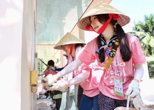  교보생명 봉사단은 초등학교 도서, 시청각 기자재 등을 후원하며 사랑의 집짓기 봉사활동도 펼친다. ⓒ 교보생명