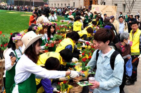  스타벅스는 15일 서울광장에서 이미 사용한 일회용 종이컵 10개를 모아온 시민 5000명에게 스타벅스 텀블러를 증정했다. ⓒ 스타벅스