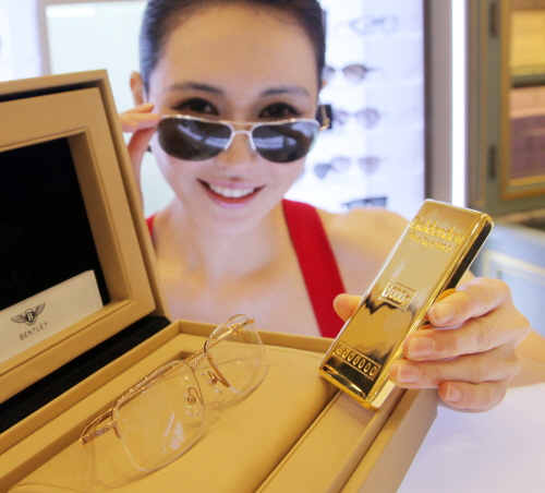  신세계 강남점 1900만원짜리 벤틀리 선글라스. ⓒ 신세계백화점