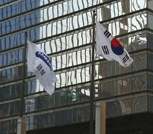  근래 삼성이 성에 안 차는 사업부나 계열사를 정리하는 방식이 과거보다 더 날카로워지고 있다는 평이 일각에서 나온다. 하지만 EBO 방식 등에 의한 정리 등은 과거에도 사례를 찾아볼 수 있고 오히려 경쟁력을 요구한다는 대전제에는 변함이 없다는 반론도 나온다. ⓒ 프라임경제