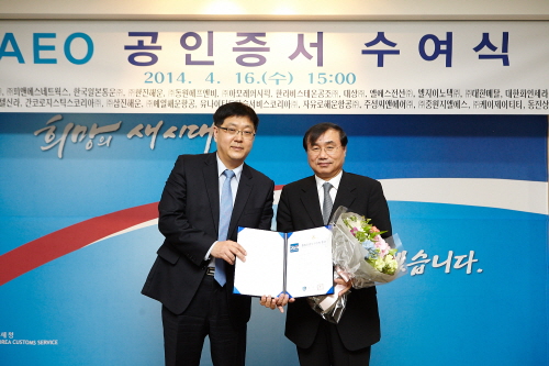  신라면세점 사업부장 차정호 부사장(사진 오른쪽)이 관세청에서 서울세관 심사국 이종우 국장으로부터 AEO 인증서를 전달받고 있다. ⓒ 신라면세점