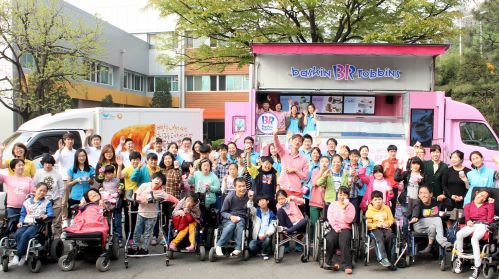  SPC그룹 임직원들은 16일 장애인생활시설 소망재활원을 찾아 원생들에게 빵과 아이스크림 선물하고 함께 케이크를 만들어보는 체험교실을 진행했다. ⓒ SPC그룹