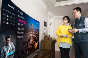 우선 케이블방송쪽이 치고 나갔지만 지상파와 IP TV 역시 UHD 방송 주도권 장악을 위해 각개약진을 할 것으로 전망된다. 사진은 헬로비전의 UHD 방송 상용화 첫 가입 사례. ⓒ CJ헬로비전