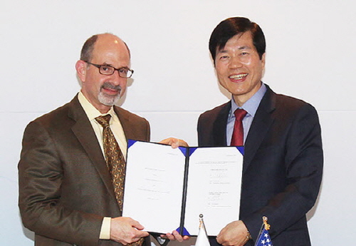  루 쉬머클러 BMS 사장(사진 왼쪽)과 김태한 삼성바이오로직스 사장. ⓒ 삼성바이오로직스