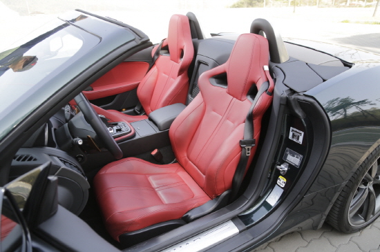  고급 가죽 소재로 마감된 실내는 새틴 크롬과 어두운 색상의 알루미늄 마감을 도입해 공간을 명확하게 분리시켰으며, 단단한 버킷시트도 포지션도 낮게 설계되면서 주행 안정성을 극대화했다. Ⓒ 재규어랜드로버 코리아