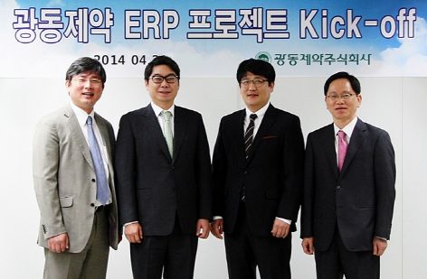  광동제약 ERP 프로젝트 킥오프 미팅 후 김성준 SAP코리아 상무, 최성원 광동제약 대표이사, 박철욱 비에스지파트너스 대표이사, 모과균 광동제약 부사장(좌측부터)이 기념촬영을 하고 있다. ⓒ 광동제약