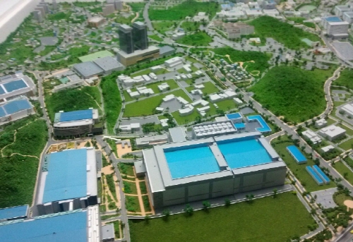  삼성전자의 이례적인 파운드리 관련 정책이 주목받고 있다. 사진은 삼성의 동탄-화성 반도체단지 전경(모형). = 임혜현 기자