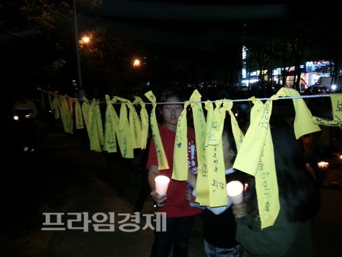  세월호 실종자들의 무사생환을 바라는 간절한 마은을 적은 노란리본. ⓒ나광운기자