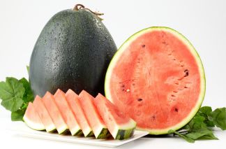  롯데마트는 5월 중순부터 당도를 더욱 강화한 '흑미 수박'을 선보인다. ⓒ 롯데마트