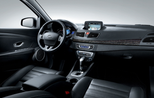  르노삼성은 SM3 네오의 시크하고 당당해진 외모, 동급 최고 연비, 강화된 제품 경쟁력을 바탕으로 최근 상승세를 탄 SM3 판매에 박차를 가할 계획이다. ⓒ 르노삼성자동차