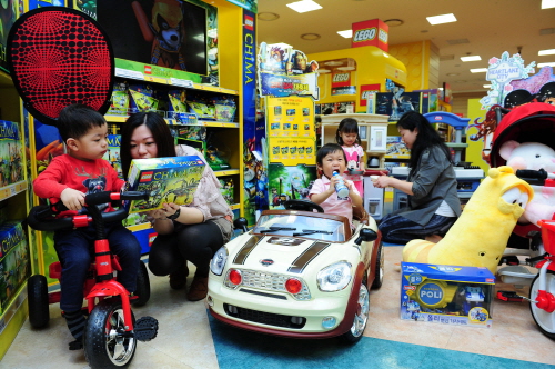  이마트가 '어린이날 선물 특별전'을 진행하는 가운데 24일 이마트 청계천점 지하 1층 완구매장에서 어린이들이 다양한 종류의 장난감을 체험해보고 있다. ⓒ 이마트