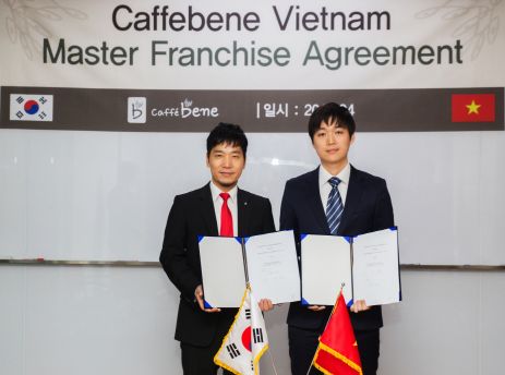  마스터프랜차이즈 계약 체결식에서 김선권 카페베네 대표(좌측)와 Ho Minh Hoang  MH 그룹 대표가  기념사진을 촬영하고 있다. ⓒ 카페베네