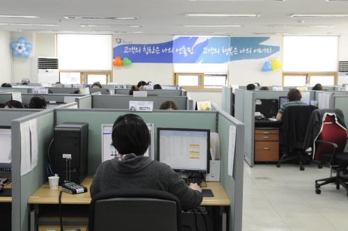  그동안 교통안전공단콜센터 부근에 슈퍼가 없어 상담사들이 많은 불편을 겪었다. 업무상 자유롭게 이동하기도 어려운 상황. 이에 신선한 아이디어를 통해 콜센터 내 간이매점 '행복마트'를 열었다. 시중보다 저렴한 값으로 과자, 소시지 등을 판매하는 행복마트는 상담사들의 즐거움 중 하나다. = 하영인 기자