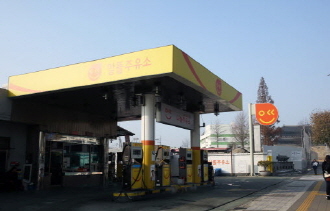  알뜰주유소에 휘발유 공급사업자 문제로 삼성토탈이 다시금 시선을 모으고 있다. 업계에서는 이번에 진행될 입찰에 삼성토탈에 대한 당국 배려가 있을지 여부에 의견이 분분하다. 사진은 특정 내용과 직접적 연관 없음. ⓒ 프라임경제