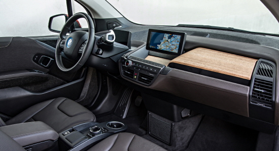  라이프 모듈과 드라이브 모듈의 완전히 새로운 차체 구조 콘셉트로 제작된 BMW i3는 탄소섬유강화플라스틱(CFRP) 등의 신소재 사용으로 초경량화를 달성했다. Ⓒ BMW 코리아