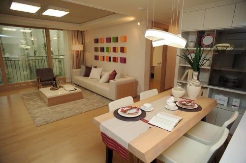  갈매 더샵 나인힐스 전용면적 84㎡ A타입 거실과 주방모습. ⓒ 포스코건설