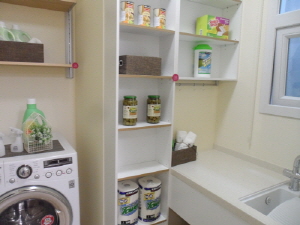  볼 수록 욕심이 나는 세탁실. 널찍한 세탁실에는 입식 보조 작업대가 있어 굳이 앉아서 손빨래 할 필요가 없다. = 박지영 기자