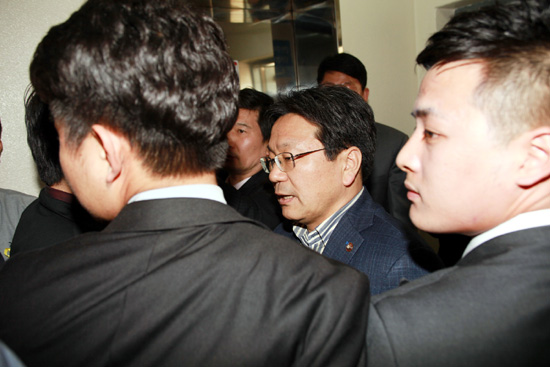  새정치민주연합 광주시당 공천관리위원회 회의에 참석하려는 강기정 의원을 당원들이 제지하고 있다.=김성태 기자