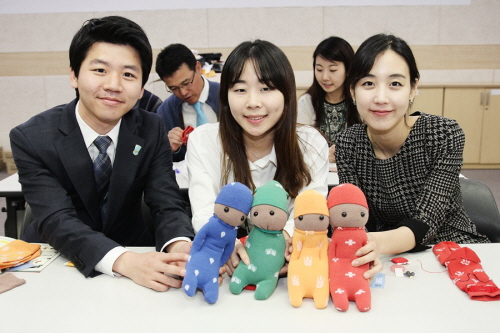  24일 하나생명 본사에서 열린 인형만들기 강좌에서 직원들이 직접 인형을 만들어 보고 있다. ⓒ 하나생명