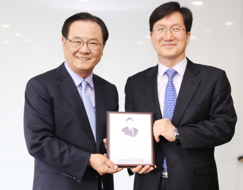 양휘부 한국케이블TV방송협회장(왼쪽)과 차양신 한국전파진흥협회 상근부회장이 기념촬영을 하고 있다. ⓒ 한국케이블TV방송협회