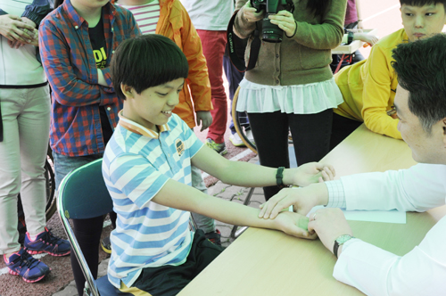  금산한의원에서 진맥을 통해 장애아동들의 건강을 체크하고 있다. = 김경태 기자