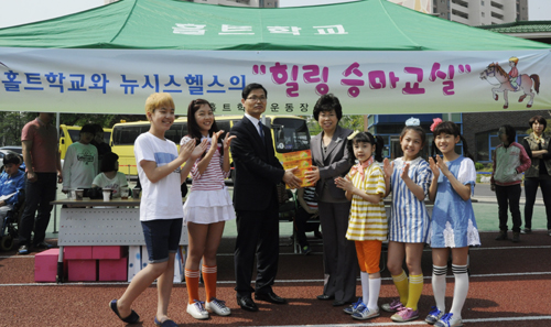  나노드론에서는 장애아동들이 건강한 신체활동을 할 수 있도록 비타민을 증정했다. = 김경태 기자