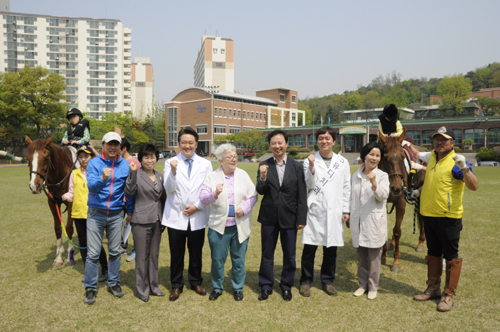  홀트학교를 처음 설립한 홀트말리 이사장이 힐링승마교실을 방문해 격려를 하고 있다. = 김경태 기자