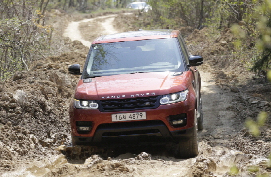  레인지로버 스포츠는 일반 도로를 주행하는 '온로드'뿐 아니라 거친 산속을 거침없이 달리는 '오프로드'에 최적화된 최첨단 성능을 모다 갖추면서 국내 소비자들에게 많은 인기를 끌고 있다. Ⓒ 재규어랜드로버 코리아