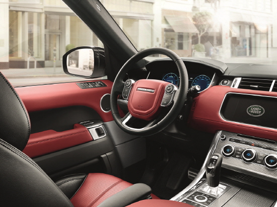  내부 인테리어는 장인들의 손길이 녹아든 엄선된 색상과 질감의 우드 베니어 소재가 이용되면서 고급스러움을 더했으며, 계기판과 센터페시아도 절반 정도 줄어 심플하면서 고급스러운 분위기를 풍긴다. Ⓒ 재규어랜드로버 코리아