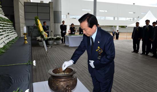  강운태 광주광역시장과 공직자 등이 28일 시청 문화광장 야외음악당에 마련된 &lsquo;여객선 세월호 침몰사고 희생자 합동분향소&rsquo;를 찾아 분향하며 애도를 표하고 있다.ⓒ광주광역시