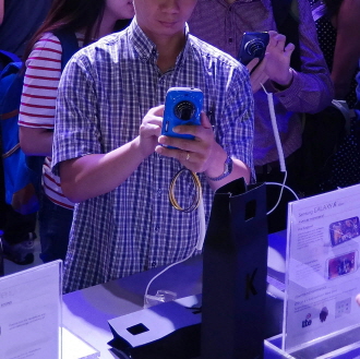 삼성전자의 갤럭시S5가 선전하고 있는 가운데, 2분기 이후 판매 전략에 눈길이 쏠리고 있다. 제값 받기를 포기하지 말아야 하지만 주요 수익은 중저가 시장 확대로 노려야 할 필요가 제기되고 있는 것. 사진은 싱가포르에서 열린 발표회에서 고객들이 갤럭시K줌을 시연해 보고 있는 장면. ⓒ 삼성전자