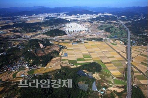 하늘에서 내려다 본 순천 선월하이파크단지 부지. 사진 너머로 신대택지개발지구가 보인다. ⓒ광양만권경제자유구역청.