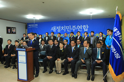  윤장현 새정치민주연합 광주시장 후보는 5일 오전 새정치민주연합 광주시당에서 기자회견을 갖고 중앙당 수뇌부와 자신을 둘러싼 비난여론에 대한 상황수습에 나섰다. ⓒ새정치민주연합 광주시당