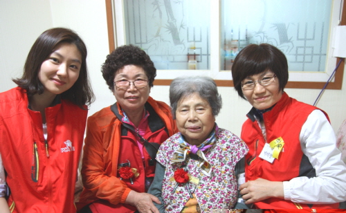  PCA매직넘버봉사단이 2일 인근 지역에서 홀몸 노인으로 외롭게 생활하시는 어르신들을 직접 방문해 카네이션과 선물을 전하고 있다. ⓒ PCA매직넘버봉사단