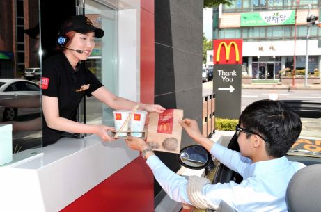  맥도날드가 10일과 11일 드라이브 스루 이용 고객에게 불고기 버거를 무료로 제공하는 이벤트를 진행한다. ⓒ 맥도날드