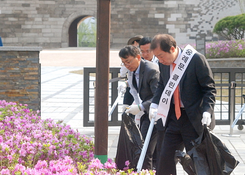  롯데손해보험 임직원들은 후손들에게 소중한 재산을 물려주기 위해 숭례문 클린 캠페인을 실시하고 있다. ⓒ 롯데손해보험