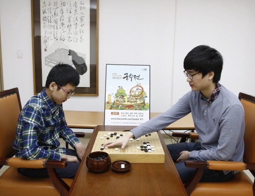 한화생명배 세계어린이 국수전 7회 우승자 나현(19,프로4단) 군과 10회 우승자로 영재입단대회를 통해 첫 번째로 프로에 입문해 최연소 프로기사로 활동하고 있는 신진서(14세, 프로2단, 사진 우측)군이 제14회 한화생명배 세계어린이 국수전 개최를 축하하는 기념 촬영을 하고 있다. ⓒ한화생명